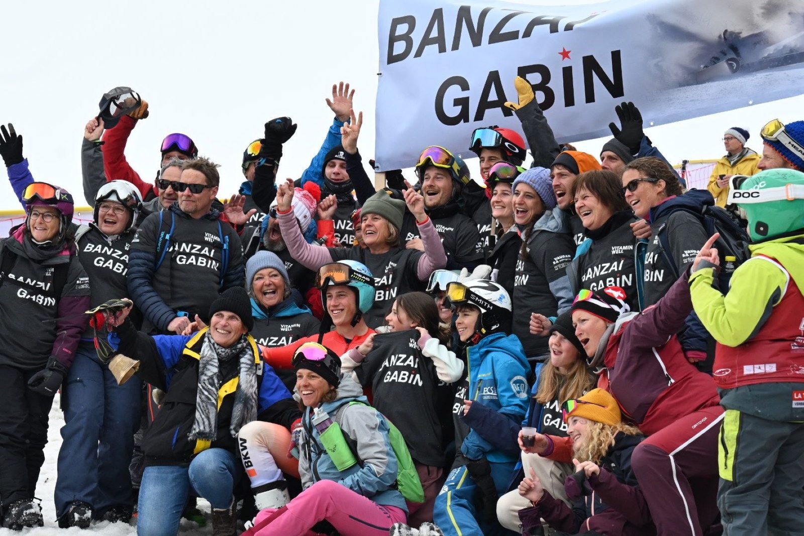 Le Fan Club Banzaï Gabin réuni avec la bannière