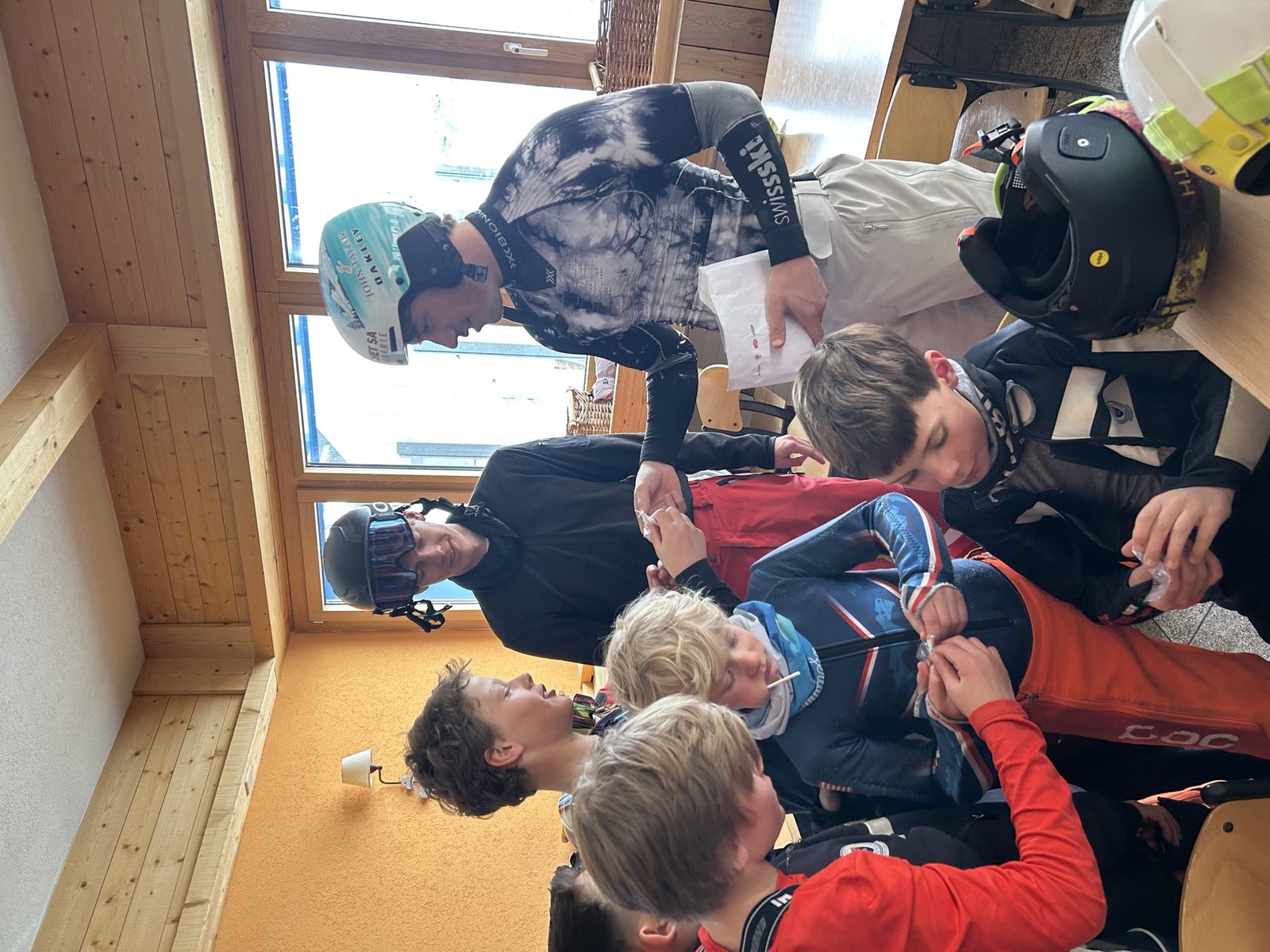 Gabin avec les jeunes skieurs